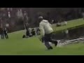 Chica bromista bailando en parque