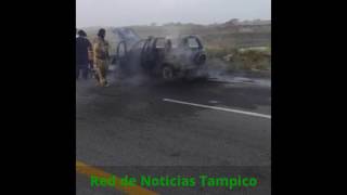 Camioneta se incendia en corredor urbano.