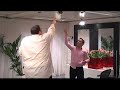 Huub en Jaap proberen een hommel te vangen in kantoor