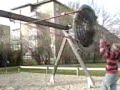 Bob försöker välta gungan efter ett tag... Bob försöker välta gungan efter ett tag...