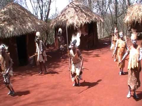 kenyan kikuyu dance music - Safari in October 2009. Kikuyu village in Aberdares National Park in Kenya. Taniec plemienny Kikuyu w wiosce plemiennej w parku narodowym Aberdares w Kenii.