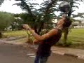 kabe�a jogando bola