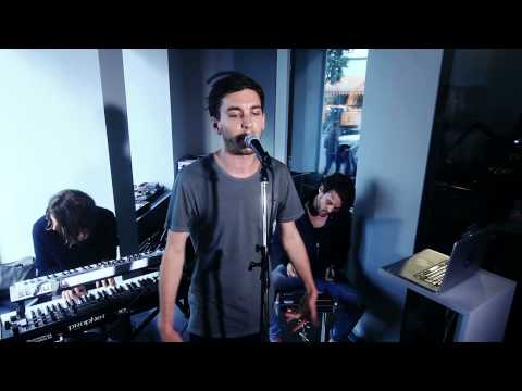 Gerard - Gerard performt die Songs »Irgendwas mit Rot«, »Alles jetzt« und »Verschwommen« live im RBMA Radio Studio in Berlin-Kreuzberg. http://www.rbmaradio.com/berli...