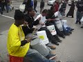 Straßenjungs in Chicago trommeln