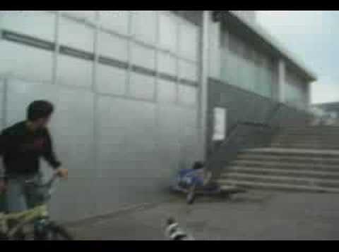 Klonz en accion encima una BMX