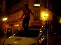 videos de un malagueño encima de un coche de locales