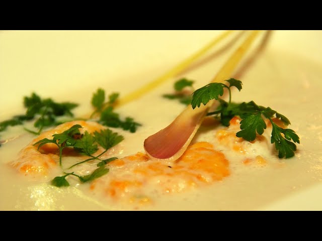 Birnen-Kokos-Süppchen mit Garnelen-Nockerln