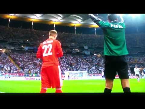 hält - Der junge Torhüter hält einen Elfmeter des Weltfußballers nachdem Zieler nach Notbremse vom Platz flog. Ich habe nicht die Rechte an diesem Video! Diese lieg...