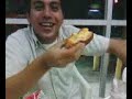 david tragando como cerdo (en cafeteria)