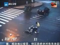 Motorista chino salva la vida con una pirueta de 360º
