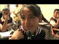 Jesica de cuatro años, vive en San Bartolo Coyotepec, una comunidad rural y artesanal de 5000 habitantes en Oaxaca, el estado más pobre de México. Ella ayuda a su familia a producir vasijas de barro negro para complementar las actividades rurales, como casi toda la población. Pero ni la agricultura ni la artesanía parecen ser suficientes para las familias del pueblo, por ello muchas de ellas se separan y los hombres emigran a Estados Unidos en busca de empleo.