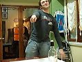 Haciendo mimica en la casa de Santi