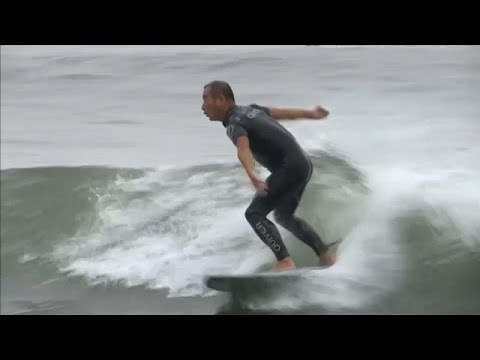 Surfen bei Olympia 2020 in Tokio bei friedlichen und fr ...