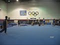 Gimnasta se estrella de panza contra lona haciendo salto