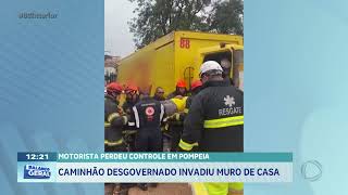 Motorista perdeu controle em Pompeia: caminhão desgovernado invadiu muro de casa