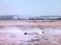 Plane hits guy/ avion le pega a un wey