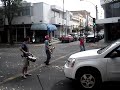 luchador equilibrando una silla en un alto luchador equilibrando una silla en un alto