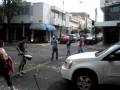 videos de luchador equilibrando una silla en un alto