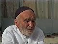 مرحوم حاج سید مجتبی آیت روز ظهر تاسوعا در منزلشان تاریخچه ی آغاز نذر دادنشان در روز عاشورای هر سال را بیان می کنندایشان از ده ها سال پیش ظهر روزهای عاشورا در محل سالن اصلی گلستان شهدای نجف آباد ابتدا مراسم قرائت زیارت نامه ی امام حسین ع را برگزار می کردند و پس از آن نهار ظهر عاشورا را نذری می دادند که هم اکنون پس از گذشت چند سال از فوتشان با همت فرزندانشان هنوز این مراسم ادامه دارد و جمع کثیری از مردم نیز در این مراسم شرکت می کنند