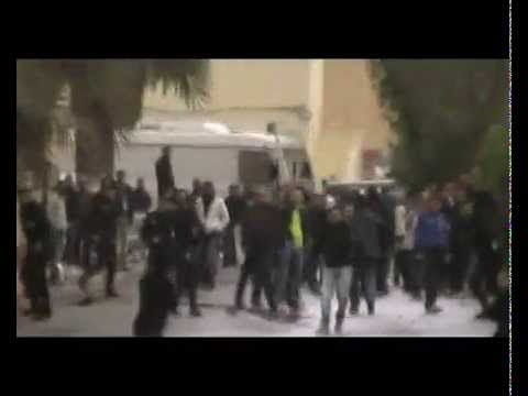 غرداية - جانب من احتجاجات الثلاثاء الفارط 05 مارس ... قوات مكافحة الشغب ترشق المحتجين بالحجارة...!!