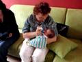 videos de oma Mieke geeft de fles