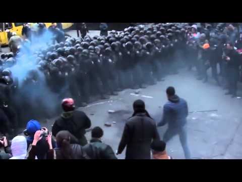 Ukraine - Images issues des manifestations anti-gouvernementales en Ukraine suite à la décision du Président de cesser les négociations de libre-échange avec l'Union E...