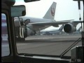旧羽田空港 ターミナルビルから沖泊めの全日空機へ