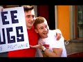 Lataj?cy reporter \"FREE HUGS\" Wroc?aw Lataj?cy reporter \"FREE HUGS\" Wroc?aw