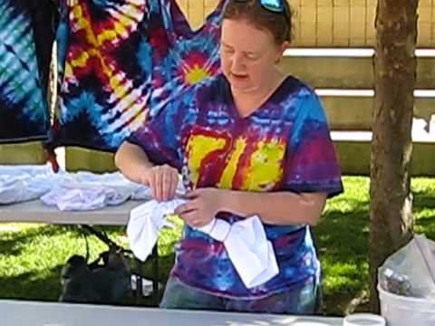 how to fold tie dye t-shirts