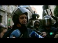 La Policía vuelve a cargar contra los estudiantes en Valencia Los antidisturbios intervienen de forma indiscriminada. Hay al menos 21 detenidos, entre ellos cinco menores. Cientos de personas protestaban en una marcha, que partía del Instituto Lluís Vives, contra los recortes y la actuación policial de la semana pasada PÚBLICO.ES Madrid / Valencia 20/02/2012 15:36 Actualizado: 20/02/2012 22:59 La Policía ha vuelto a hacer uso de la fuerza para dispersar una manifestación estudiantil en Valencia (ver fotogalería). Los agentes antidisturbios no han dudado en utilizar las porras y golpear a los manifestantes, informa Belén Toledo. Al menos hay 21 detenidos, entre ellos cinco menores de edad, y otros cinco heridos. La concentración, convocada a través de las redes sociales, partía del Instituto de Secundaria Lluís Vives hacia las dos y media de la tarde. La marcha protestaba por los recortes en educación y la actuación policial de la semana pasada contra los estudiantes del centro, que finalizó con 17 detenidos y varios heridos, alguno de ellos con lesiones muy aparatosas. A las tres de la tarde, la policía, que ha desplegado hasta 25 furgones, dispersaba por la fuerza la manifestación, que se había iniciado de manera pacífica, y los estudiantes empezaron a dispersarse por diferentes calles. Durante horas la situación en el centro de Valencia era la de antidisturbios que intervenían de forma indiscriminada al tiempo que los jóvenes intentaban volver a concentrarse y salían <b>...</b>