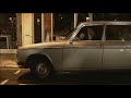 une nuit, un jeune homme entre dans un pub presque vide. il semble vouloir f�ter ses premiers ebats amoureux. le barman un brin nostalgique commence � raconter sa premiere exp�rience. mais son jeune orateur n'est peut etre pas � la hauteur de ses esp�rances... les apparences sont parfois trompeuses.
