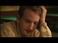 une nuit, un jeune homme entre dans un pub presque vide. il semble vouloir f�ter ses premiers ebats amoureux. le barman un brin nostalgique commence � raconter sa premiere exp�rience. mais son jeune orateur n'est peut etre pas � la hauteur de ses esp�rances... les apparences sont parfois trompeuses.