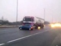 Un Chauffeurs De Camions Donne Un Coup De Pouce À Une Voiture ...