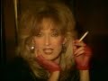 veronika fischer - du willst deinen spass 1984

es ist schon sp�t
und die luft zum schneiden dick
ich m�chte gehn
du winkst ab
augenblick
und ich kann dich
nicht verstehn
du wei�t, da� ich m�de bin
ich mu� morgen fr�h heraus
ich langweil' mich zu tode hier
doch ich krieg' dich nicht nach haus
du bist aufgedreht
nur noch ein gl�schen wein
ich darf jetzt kein spielverderber sein

du willst deinen spa�
und ich
immer denkst du nur an dich
du willst deinen spa�
und ich
immer denkst du nur an dich
du willst deinen spa�
du willst deinen spa�

es ist schon sp�t
ich schlief schon fest
du kommst nach haus
machst einfach licht
riechst nach rauch
du ziehst dich aus
und willst noch
da� man mit dir spricht
ich komm' um vor m�digkeit
doch du f�hlst dich wunderbar
und du erz�hlst die ganze zeit
da� dein tag erfolgreich war
du r�ckst ganz nah an mich heran
fl�sterst: stell dich nicht so an
ich darf jetzt kein spielverderber sein

du willst deinen spa�
und ich
immer denkst du nur an dich
du willst deinen spa�
und ich
immer denkst du nur an dich

du willst deinen spa�
und ich
immer denkst du nur an dich
du willst deinen spa�
und ich
immer denkst du nur an dich

du willst deinen spa�

(instrumental)