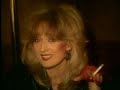 veronika fischer - du willst deinen spass 1984

es ist schon sp�t
und die luft zum schneiden dick
ich m�chte gehn
du winkst ab
augenblick
und ich kann dich
nicht verstehn
du wei�t, da� ich m�de bin
ich mu� morgen fr�h heraus
ich langweil' mich zu tode hier
doch ich krieg' dich nicht nach haus
du bist aufgedreht
nur noch ein gl�schen wein
ich darf jetzt kein spielverderber sein

du willst deinen spa�
und ich
immer denkst du nur an dich
du willst deinen spa�
und ich
immer denkst du nur an dich
du willst deinen spa�
du willst deinen spa�

es ist schon sp�t
ich schlief schon fest
du kommst nach haus
machst einfach licht
riechst nach rauch
du ziehst dich aus
und willst noch
da� man mit dir spricht
ich komm' um vor m�digkeit
doch du f�hlst dich wunderbar
und du erz�hlst die ganze zeit
da� dein tag erfolgreich war
du r�ckst ganz nah an mich heran
fl�sterst: stell dich nicht so an
ich darf jetzt kein spielverderber sein

du willst deinen spa�
und ich
immer denkst du nur an dich
du willst deinen spa�
und ich
immer denkst du nur an dich

du willst deinen spa�
und ich
immer denkst du nur an dich
du willst deinen spa�
und ich
immer denkst du nur an dich

du willst deinen spa�

(instrumental)