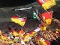 Sehen Sie noch einmal das 1:0 von Podolski, live aufgenommen im Stadion und hören Sie, wie ein einzelner Fan ein ganzes Stadion in Grund und Boden schreien kann ;-)