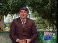 עזרא שמש, עירקי חביב מנהל מקלל  ציפור מטרידה בפארק ברמת גן ומנהל שיחה על אישתו כרמלה, השוקלת טון