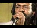 Andrew Tosh toca Get up stand up, de Peter Tosh e Bob Marley, no Estúdio Showlivre
