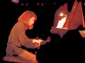 meilleure qualit� vid�o et haute d�finition ici: http://www.dailymotion.com/gillesmarceaux/video/x6m2v3_juste-a-temps-le-cri-de-la-carpe_creation
le cri de la carpe, ?film� au triton en septembre 2004 
ann ballester, piano dominique fonfr�de, chant.
juste � temps, pas trop tard ? enfin une vraie chanson. sauf qu'� chaque quatrain, elle recule pour mieux sauter: c'est un pantoum, suite de quatrains dont le deuxi�me et le quatri�me vers sont les premier et troisi�me du quatrain suivant.
http://gillesmarceaux.free.fr/cridelacarpe.html