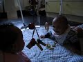 zwillinge lachen sich krank zwillinge lachen sich krank