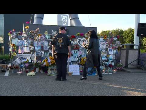 Michael Jackson fans dansen moonwalk en huilen bij herdenking Best