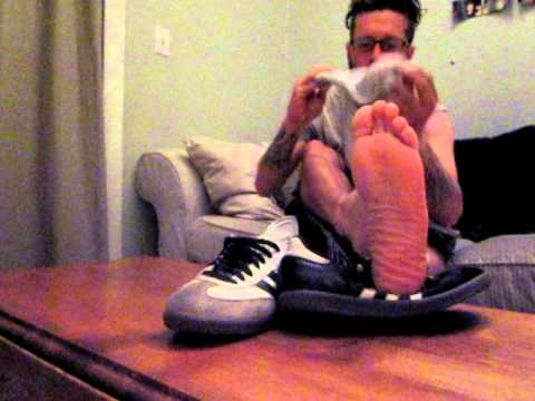 feet sniffing