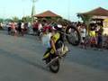 empinando de moto