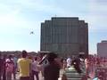 videos de Bird flying above the Niagara Observatory tower