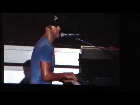 Luke Bryan sings Sweet Home Alabama at Birmingham concert...