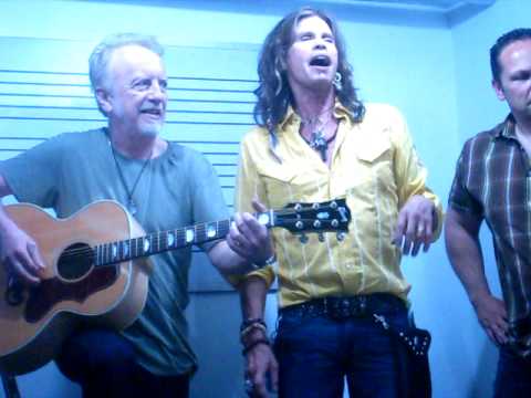 Aerosmith dio clases de música a niños venezolanos