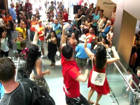 Una Apple Store se llena de bailarines Hula Imagen de previsualización de YouTube