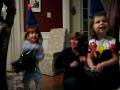videos de Kenslee & Jamie dancing to the 'Birthday' balloon