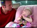 Niña hablando con su padre