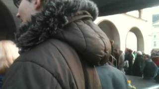 Zeman v Olomouci klopýtl a přišel o botu, zachránila ho manželka s ochrankou